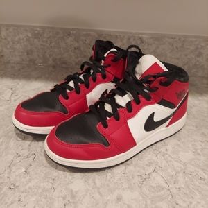 Nike Air Jordan 1 Mid Chicago Black Toe GS 554725-069 Sz men 6y / 7.5 W